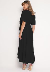 Born2be - Czarna Sukienka z Kopertowym Dekoltem Wiązana w Pasie z Gumką i Falbankami Alleria. Okazja: na co dzień. Typ kołnierza: kołnierz z falbankami. Kolor: czarny. Długość rękawa: krótki rękaw. Typ sukienki: kopertowe. Styl: casual #2