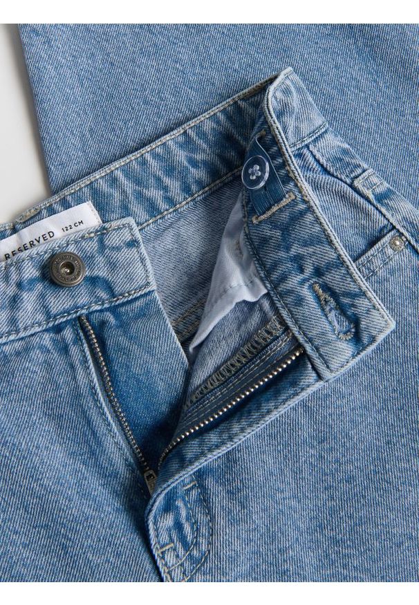 Reserved - Jeansy carrot z paskiem - niebieski. Kolor: niebieski