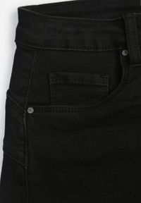 Renee - Czarne Szorty Denimowe High Waist z Efektem Push-Up i Asymetrycznymi Nogawkami Zilisea. Okazja: na co dzień. Stan: podwyższony. Kolor: czarny. Materiał: materiał. Styl: casual #2