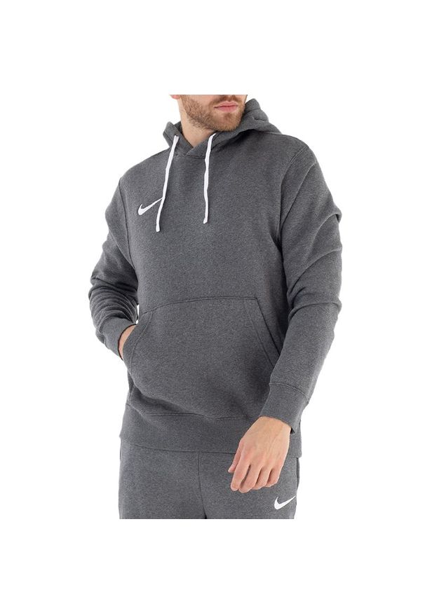 Bluza Nike M NK FLC Park20 PO Hoodie CW6894-071 - szara. Typ kołnierza: kaptur. Kolor: szary. Materiał: bawełna, poliester, materiał. Wzór: aplikacja. Styl: klasyczny, sportowy