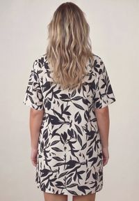 Born2be - Czarna Pudełkowa Sukienka z Wiskozy w Roślinny Wzór z Guzikami przy Dekolcie Acosia. Okazja: na co dzień. Kolekcja: plus size. Kolor: czarny. Materiał: wiskoza. Typ sukienki: proste, dla puszystych. Styl: elegancki, klasyczny, casual #2