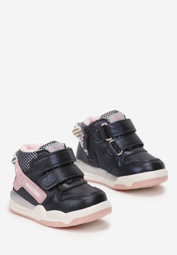 Renee - Granatowe Płaskie Botki w Stylu Sneakersów z Ozdobnym Napisem Alessima. Okazja: na co dzień, na uczelnię, na spacer. Zapięcie: rzepy. Kolor: niebieski. Materiał: jeans. Wzór: napisy. Sezon: jesień, zima. Styl: młodzieżowy, elegancki, casual