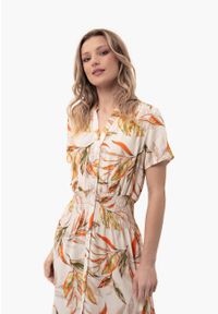 Volcano - Długa sukienka G-ALIA. Okazja: na co dzień, do pracy. Typ kołnierza: dekolt w serek. Kolor: beżowy. Wzór: kolorowy, nadruk. Typ sukienki: proste, szmizjerki, koszulowe. Materiał: materiał, guma. Długość rękawa: krótki rękaw. Sezon: lato. Styl: casual, wakacyjny. Długość: maxi #1