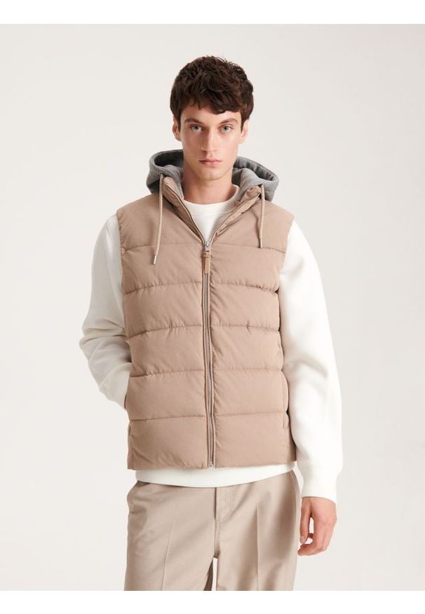 Reserved - Pikowana kamizelka z kapturem - beżowy. Typ kołnierza: kaptur. Kolor: beżowy. Materiał: tkanina