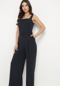 Born2be - Granatowy Taliowany Kombinezon z Ozdobnym Paskiem i Klamrą Doloriela. Kolor: niebieski. Styl: elegancki #5