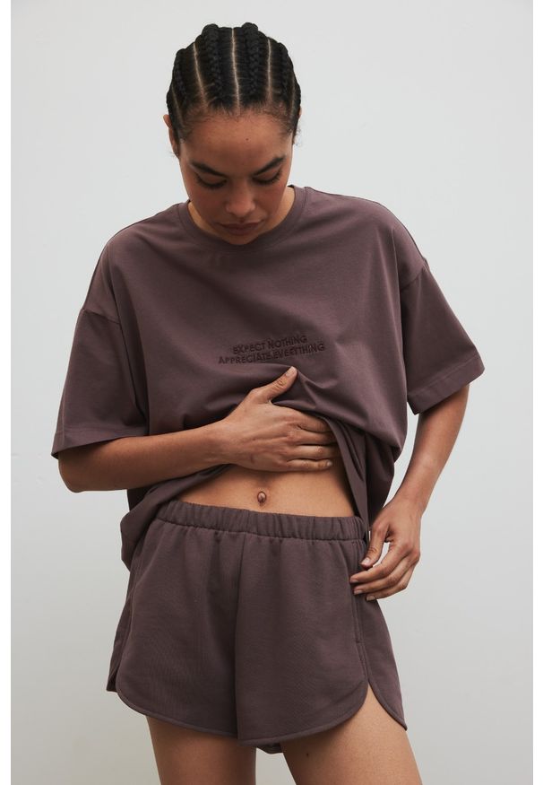 Marsala - Szorty z dzianiny dresowej w kolorze PURPLE TAUPE - HOMEY-M. Materiał: dresówka, dzianina