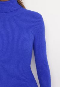 Born2be - Granatowa Sweterkowa Puchata Sukienka Midi z Wełny z Golfem Sebhat. Typ kołnierza: golf. Kolor: niebieski. Materiał: wełna. Długość: midi #3