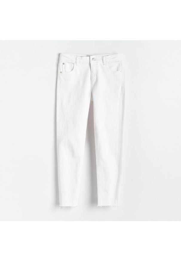 Reserved - Jeansy slim - Biały. Kolor: biały
