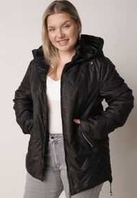 Born2be - Czarna Przejściowa Pikowana Kurtka z Odpinanym Kapturem Nevistta. Okazja: na spacer, na co dzień, do pracy. Kolekcja: plus size. Kolor: czarny. Materiał: poliester, jeans. Styl: casual, elegancki #2