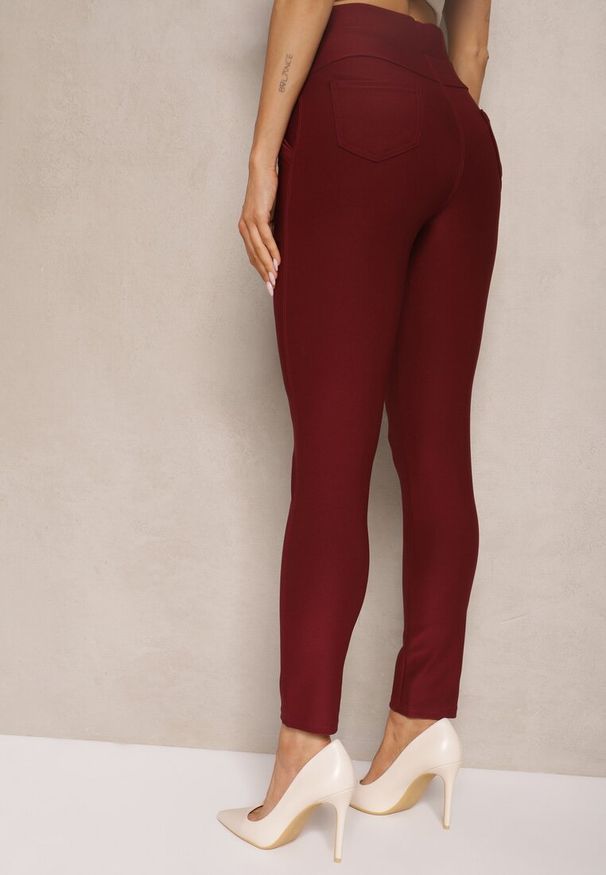 Renee - Bordowe Spodnie o Fasonie Skinny z Gumką w Pasie i Kieszeniami Rizeena. Okazja: na co dzień. Kolor: czerwony. Styl: casual, elegancki