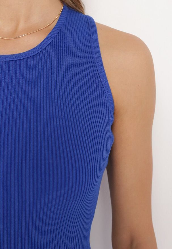 Born2be - Granatowa Mini Sukienka Prążkowana z Krzyżującymi się Ramiączkami na Plecach Banova. Kolor: niebieski. Materiał: prążkowany. Długość rękawa: na ramiączkach. Sezon: lato. Długość: mini