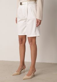 Born2be - Białe Szorty z Wysokim Stanem Bermudy z Paskiem Haidis. Okazja: na co dzień. Stan: podwyższony. Kolor: biały. Materiał: materiał. Styl: casual #3