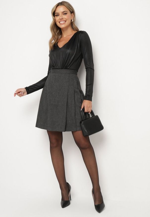 Born2be - Szara Spódnica w Stylu Preppy z Szerokimi Plisami Enaliea. Okazja: na co dzień. Kolor: szary. Materiał: wiskoza. Sezon: jesień, wiosna. Styl: elegancki, casual