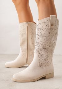 Born2be - Beżowe Botki Ażurowe Ozdobione Metaliczną Aplikacją Iomosa. Okazja: na co dzień, do pracy. Kolor: beżowy. Materiał: prążkowany, skóra. Wzór: ażurowy, aplikacja. Styl: casual, elegancki #1