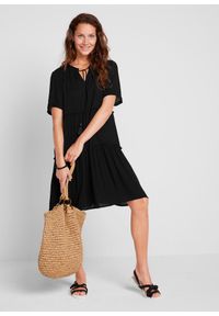 bonprix - Sukienka z kreszowanej wiskozy z ozdobnym elementem w dekolcie, dł. do kolan. Typ kołnierza: dekolt w serek. Kolor: czarny. Materiał: wiskoza. Długość: midi #1