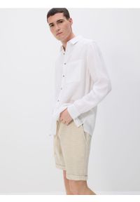 Reserved - Strukturalne szorty regular - beżowy. Kolor: beżowy. Materiał: bawełna, dzianina #1