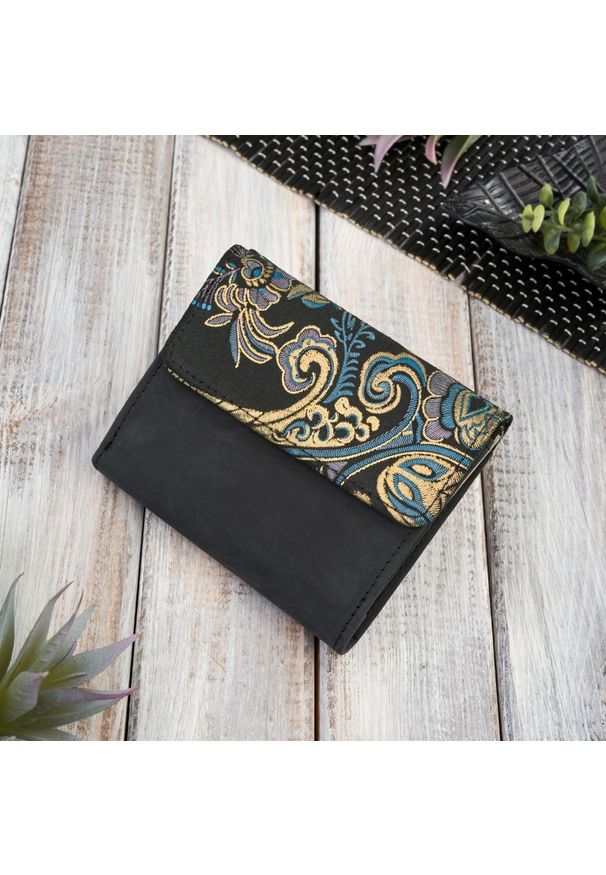 Portfel skórzany PAOLO PERUZZI T-11-G czarny orientalny wzór. Kolor: czarny. Materiał: skóra