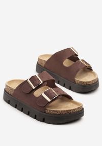 Born2be - Brązowe Klapki z Paskami z Klamrami na Żłobionej Podeszwie Kinavella. Okazja: na co dzień, na spacer. Kolor: brązowy. Sezon: lato. Styl: casual, elegancki #4