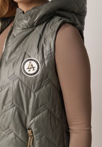 Born2be - Zielona Przejściowa Kamizelka Pikowana o Długim Kroju z Kapturem i Naszywką Harmaste. Okazja: na co dzień. Typ kołnierza: kaptur. Kolor: zielony. Materiał: jeans. Długość: długie. Wzór: aplikacja. Styl: casual #7