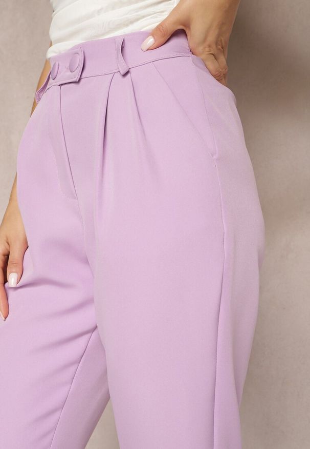 Renee - Fioletowe Spodnie Cygaretki z Guzikami i Gumką w Pasie Gelarine. Stan: podwyższony. Kolor: fioletowy. Styl: elegancki