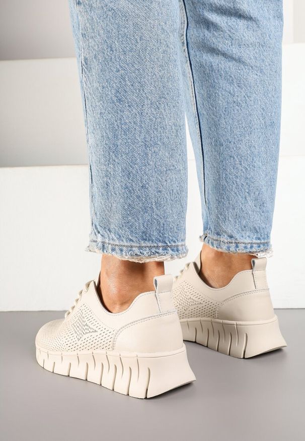 Renee - Beżowe Sneakersy ze Skóry Naturalnej ze Skórzaną Wkładką i Perforacją Nolzedis. Okazja: na co dzień. Zapięcie: sznurówki. Kolor: beżowy. Materiał: skóra. Obcas: na koturnie