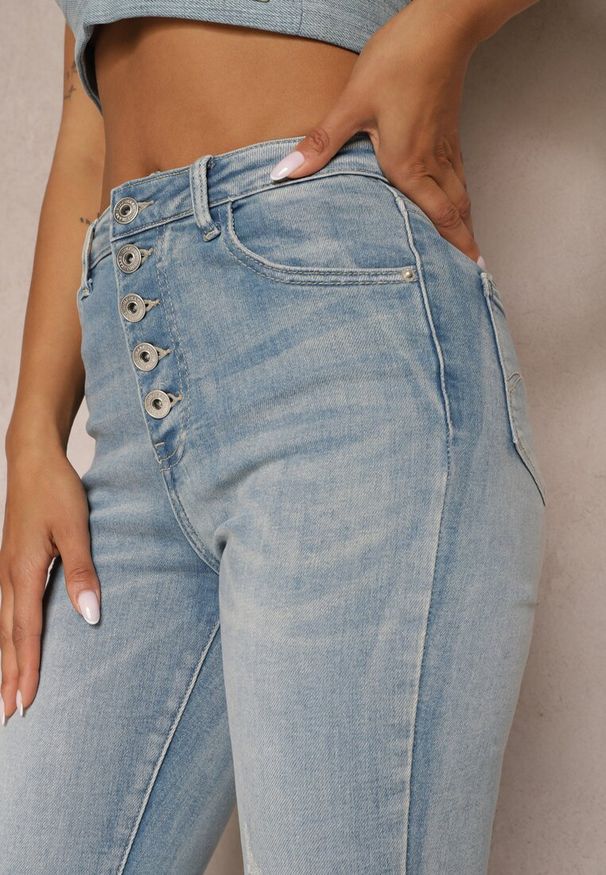 Renee - Niebieskie Jeansy o Fasonie Skinny z Postrzępionymi Nogawkami Quinte. Okazja: na co dzień. Kolor: niebieski. Styl: wizytowy, elegancki, casual