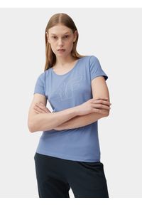 4f - T-shirt regular z nadrukiem damski. Kolor: niebieski. Materiał: elastan, bawełna. Wzór: nadruk