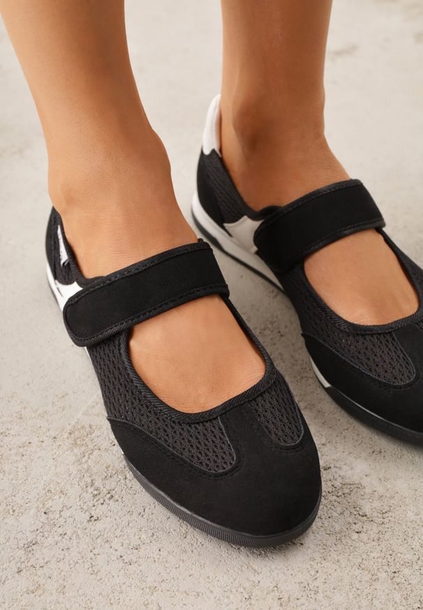 Born2be - Czarne Tenisówki w Stylu Balerinek z Napisem Emitanela. Okazja: na co dzień. Zapięcie: rzepy. Kolor: czarny. Materiał: jeans. Wzór: napisy. Styl: casual, sportowy