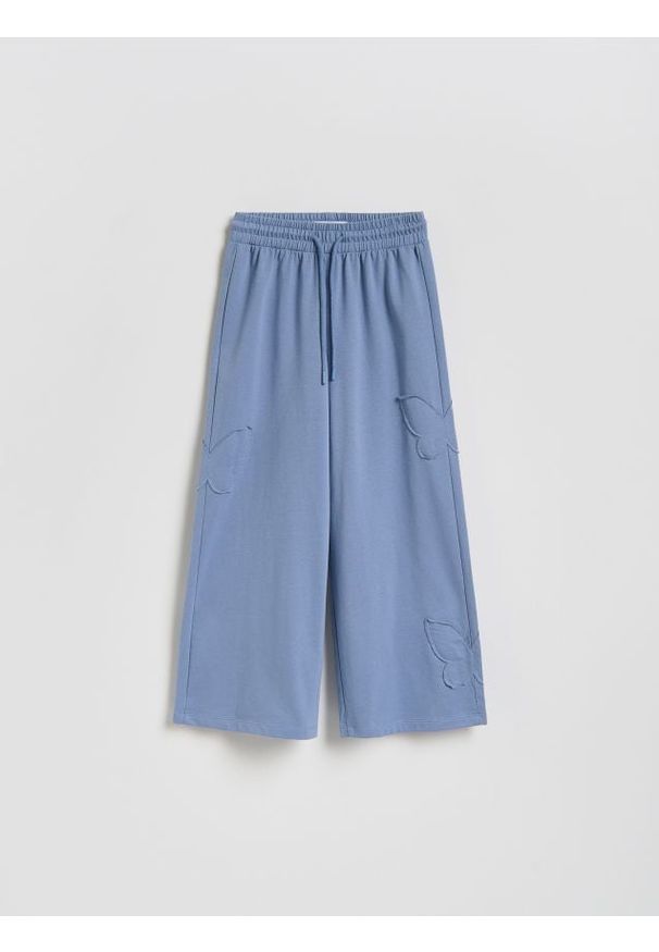 Reserved - Spodnie dresowe z naszywkami - granatowy. Kolor: niebieski. Materiał: dresówka. Wzór: aplikacja