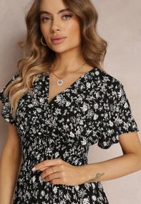Renee - Czarna Wiskozowa Sukienka Mini w Kwiaty z Gumką w Talii i Kopertową Górą Joslena. Kolor: czarny. Materiał: wiskoza. Długość rękawa: krótki rękaw. Wzór: kwiaty. Sezon: lato, wiosna. Typ sukienki: kopertowe. Długość: mini #3
