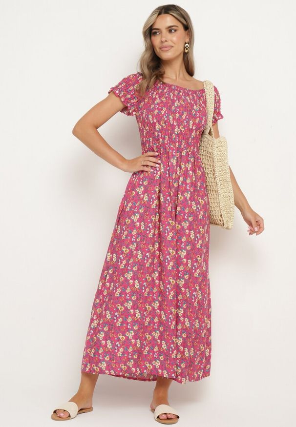 Born2be - Ciemnoróżowa Wiskozowa Sukienka Typu Hiszpanka z Gumką w Pasie w Drobne Kwiaty Luadia. Okazja: na co dzień. Typ kołnierza: dekolt hiszpanka. Kolor: różowy. Materiał: wiskoza. Długość rękawa: krótki rękaw. Wzór: kwiaty. Styl: casual