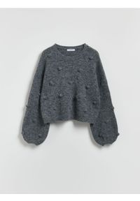 Reserved - Sweter z ozdobnymi aplikacjami - szary. Kolor: szary. Materiał: dzianina, wełna. Wzór: aplikacja #1