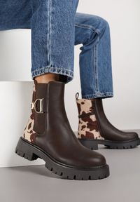 Renee - Brązowe Klasyczne Botki Sztyblety w Krowie Łaty Zdobione Metaliczną Aplikacją Laore. Okazja: na co dzień. Kolor: brązowy. Materiał: jeans. Wzór: aplikacja. Styl: klasyczny