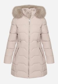 Born2be - Ciemnobeżowa Taliowana Kurtka z Pikowanymi Przeszyciami i Kapturem z Futrem Mundria. Okazja: na co dzień. Kolor: beżowy. Materiał: futro. Styl: casual, klasyczny, elegancki
