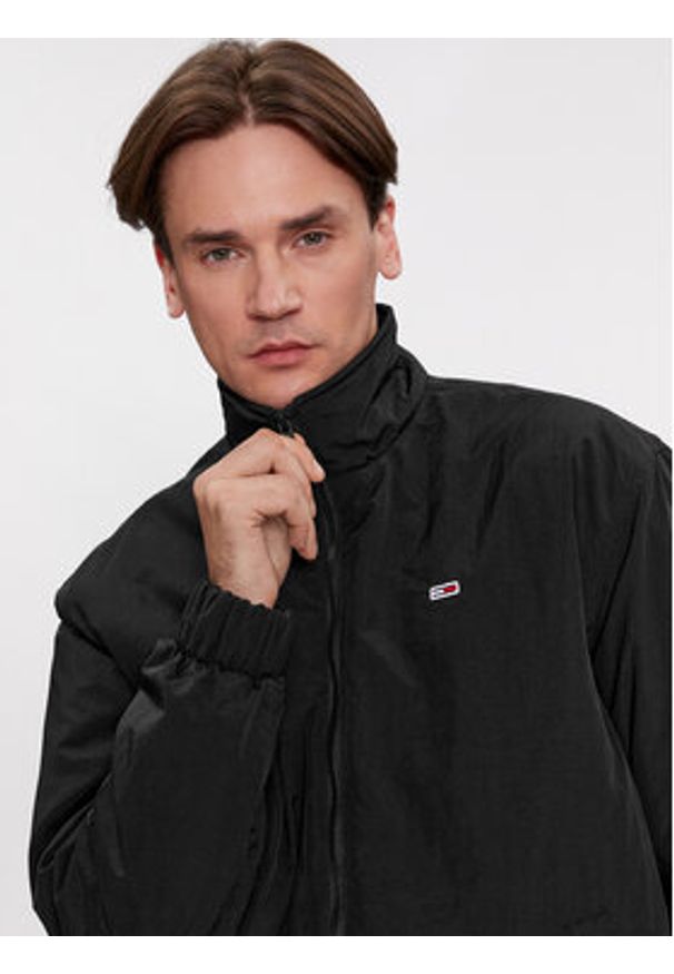 Tommy Jeans Kurtka bomber Essential DM0DM17238 Czarny Relaxed Fit. Kolor: czarny. Materiał: syntetyk