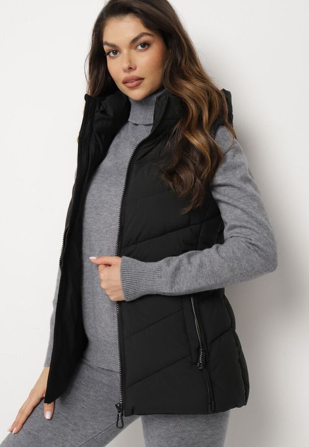 Born2be - Czarna Kamizelka z Pikowanymi Przeszyciami i Kapturem Edirea. Okazja: na co dzień. Typ kołnierza: golf. Kolor: czarny. Materiał: bawełna, jeans. Styl: wizytowy, klasyczny, casual