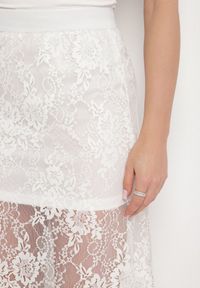 Born2be - Biała Rozkloszowana Spódnica z Koronki Zdobiona Rozcięciem Zariska. Okazja: na imprezę. Kolor: biały. Materiał: koronka. Wzór: aplikacja, koronka. Styl: elegancki #7