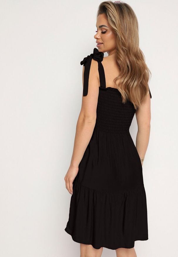Born2be - Czarna Rozkloszowana Sukienka z Bawełny z Gumką w Talii na Ramiączkach Gelfea. Kolor: czarny. Materiał: bawełna. Długość rękawa: na ramiączkach. Typ sukienki: rozkloszowane. Styl: klasyczny