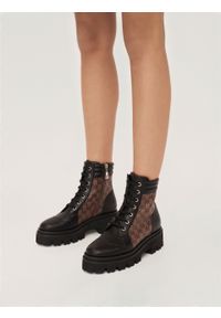 Kazar - Czarno-brązowe trzewiki damskie z podeszwą typu track. Zapięcie: zamek. Kolor: czarny. Materiał: skóra. Szerokość cholewki: normalna. Wzór: moro, nadruk. Styl: militarny, klasyczny #6