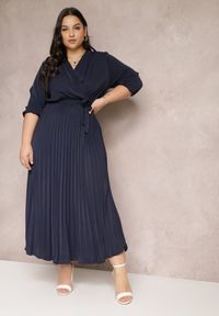 Renee - Granatowa Kopertowa Sukienka z Gumką i Paskiem w Talii Zdobiona Plisowaniem Kaylina. Kolekcja: plus size. Kolor: niebieski. Wzór: aplikacja. Typ sukienki: kopertowe