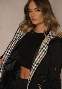 Renee - Czarna Kurtka Parka z Kapturem Podpinanymi Rękawami i Printem w Kratę Hallela. Typ kołnierza: kaptur. Kolor: czarny. Materiał: jeans. Długość: do kolan. Wzór: nadruk. Sezon: jesień #3