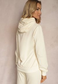 Renee - Jasnobeżowa Kangurka Bluza z Kapturem i Ściągaczem Saveria. Typ kołnierza: kaptur. Kolor: beżowy. Materiał: dzianina #4