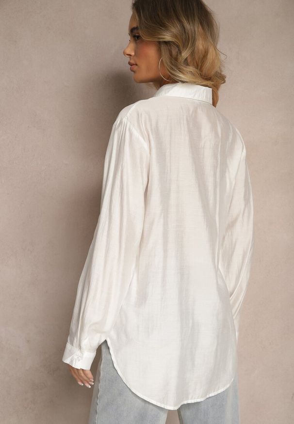 Renee - Biała Klasyczna Koszula z Wiskozy Vilnelis. Okazja: na co dzień. Typ kołnierza: kołnierzyk klasyczny. Kolor: biały. Materiał: wiskoza. Długość rękawa: długi rękaw. Długość: długie. Styl: klasyczny