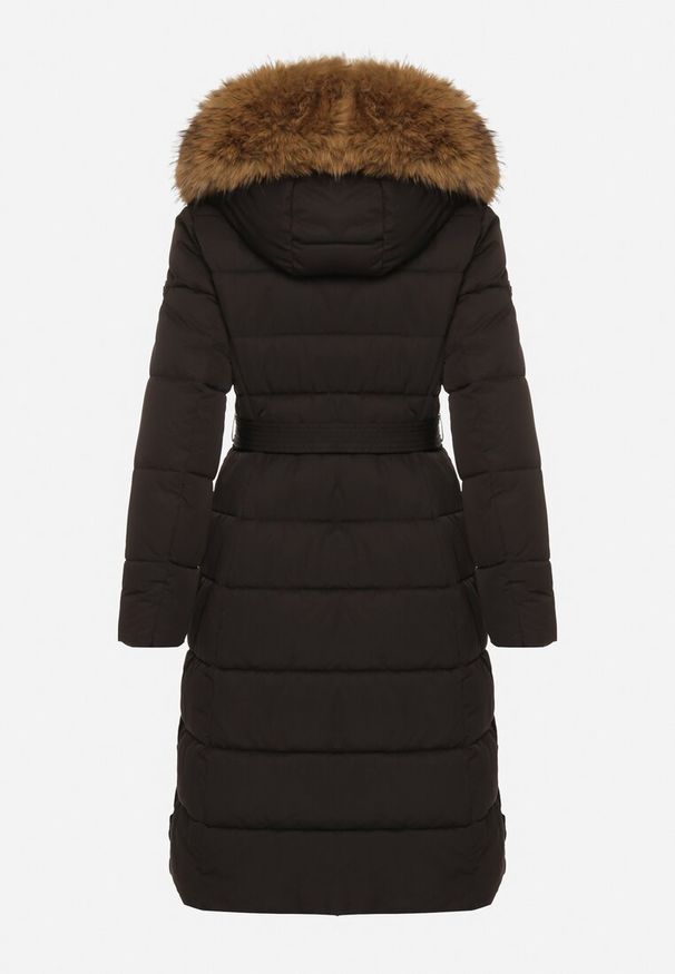 Born2be - Czarna Długa Kurtka Pikowana z Kapturem z Futerkiem i Paskiem w Talii Avesiia. Okazja: na spotkanie biznesowe, do pracy. Typ kołnierza: kaptur. Kolor: czarny. Materiał: futro. Długość: długie. Styl: biznesowy