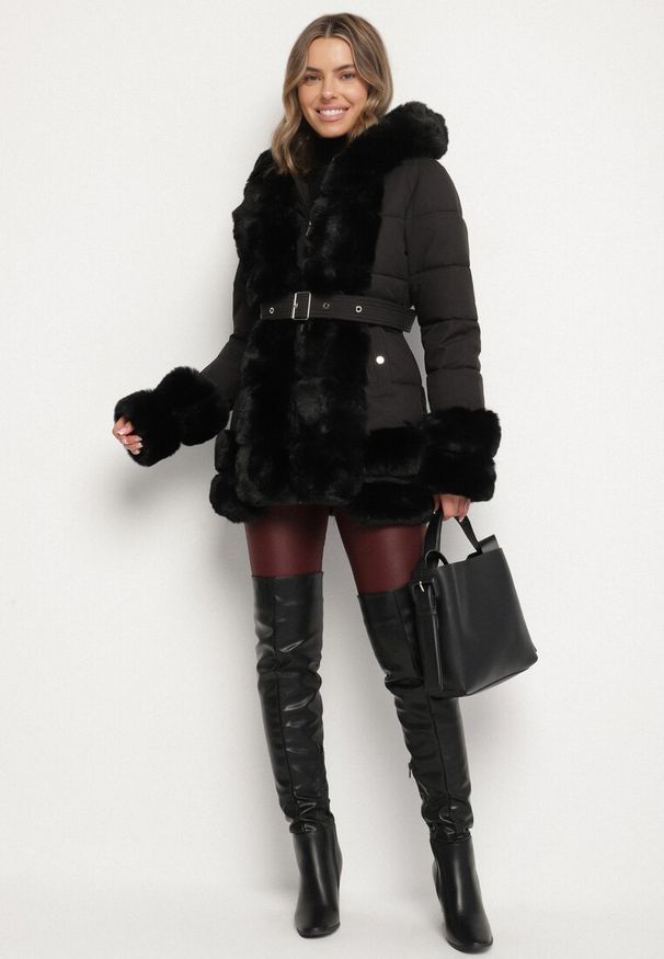 Born2be - Czarna Taliowana Kurtka z Paskiem Kapturem i Ozdobnym Futrem Rainaria. Okazja: na co dzień, do pracy, na spotkanie biznesowe. Kolor: czarny. Materiał: futro. Styl: biznesowy, casual, retro, elegancki