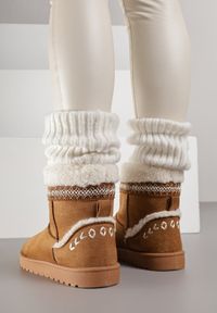 Renee - Brązowe Śniegowce o Wsuwanym Fasonie z Haftem i Futrem przy Cholewce Mevinadia. Okazja: na co dzień. Kolor: brązowy. Materiał: futro. Szerokość cholewki: normalna. Wzór: haft. Styl: casual #4