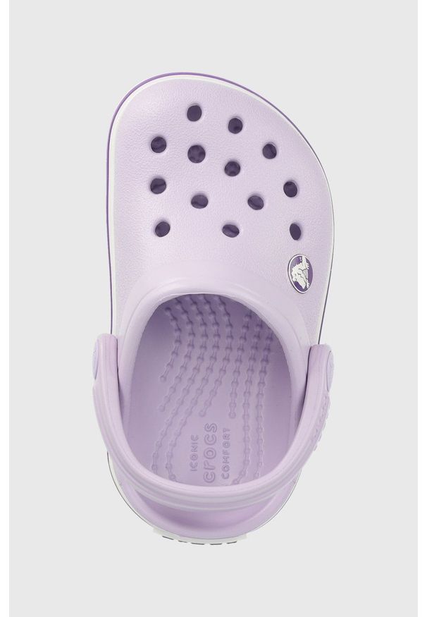 Crocs klapki dziecięce kolor fioletowy. Nosek buta: okrągły. Kolor: fioletowy. Materiał: guma, materiał. Wzór: gładki