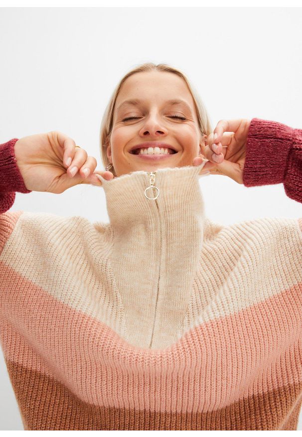 bonprix - Sweter ze stójką. Typ kołnierza: kołnierzyk stójkowy. Kolor: beżowy