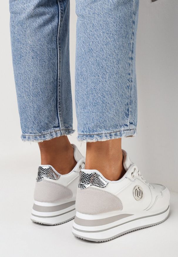 Born2be - Biało-Srebrne Sneakersy na Platformie z Lamówką Ozdobione Naszywką Liseart. Kolor: biały. Wzór: aplikacja. Obcas: na platformie