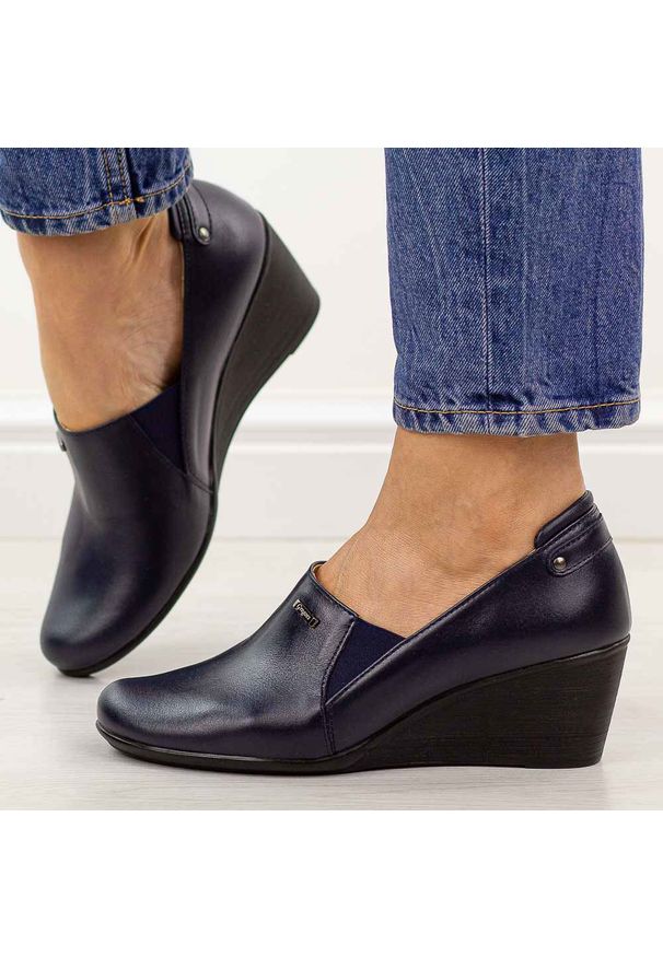 Granatowe Polskie półbuty damskie na koturnie Gregors 947. Okazja: na co dzień. Nosek buta: okrągły. Kolor: niebieski. Materiał: skóra. Szerokość cholewki: normalna. Sezon: wiosna, jesień, lato. Obcas: na koturnie. Styl: casual, elegancki, klasyczny